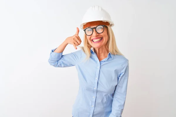 Średniowieczny Architekt Kobieta Noszenie Okulary Kask Białym Tle Uśmiechnięty Robi — Zdjęcie stockowe