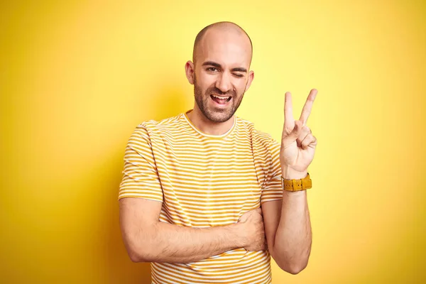 Mladý Holohlavý Muž Plnovousem Sobě Nosí Proužkované Tričko Nad Žlutým — Stock fotografie