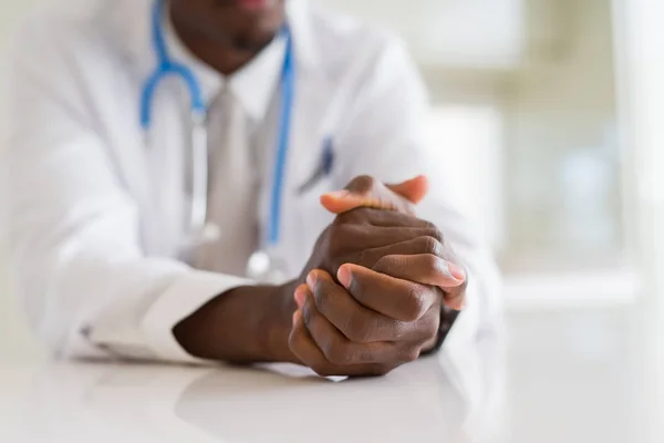 Fechar as mãos do médico africano — Fotografia de Stock