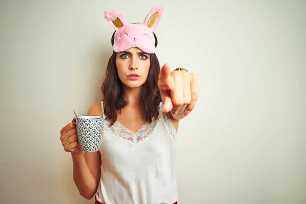 Mujer Joven Con Pijama Máscara Bebiendo Café Sobre Fondo Blanco — Foto de Stock