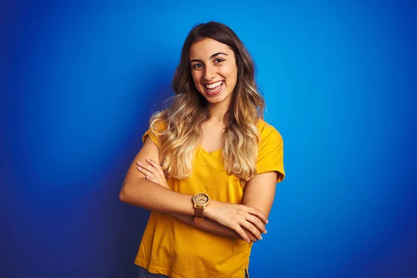 Joven Hermosa Mujer Con Camiseta Amarilla Sobre Fondo Azul Aislado — Foto de Stock
