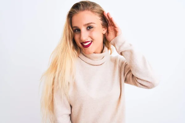 Ung Smuk Kvinde Iført Rullekrave Sweater Stående Isoleret Hvid Baggrund - Stock-foto