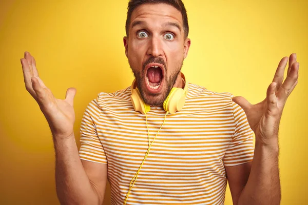 Jovem Homem Bonito Usando Fones Ouvido Ouvindo Música Sobre Fundo — Fotografia de Stock