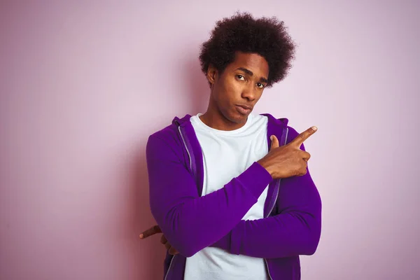 Jeune Homme Afro Américain Portant Sweat Shirt Violet Debout Sur — Photo