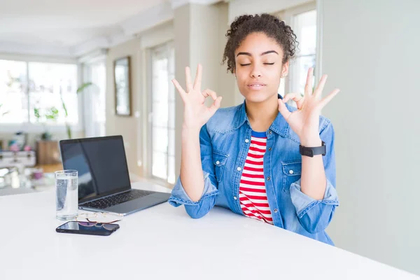 Jovem Mulher Negócios Afro Americana Trabalhando Usando Laptop Computador Relaxar — Fotografia de Stock