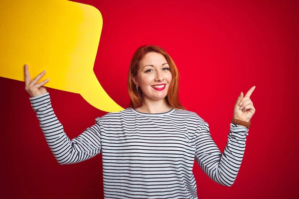 Jonge Mooie Roodharige Vrouw Met Gele Spraak Zeepbel Rood Geïsoleerde — Stockfoto
