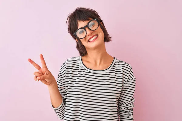 Jovem Mulher Bonita Vestindo Listrado Shirt Óculos Sobre Fundo Rosa — Fotografia de Stock