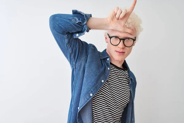 Albino 셔츠와 안경을 이마에 손가락으로 사람들을 조롱하고 조롱하고 — 스톡 사진