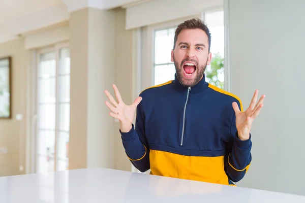 Knappe Man Thuis Gekke Gekke Schreeuwen Schreeuwen Met Agressieve Expressie — Stockfoto