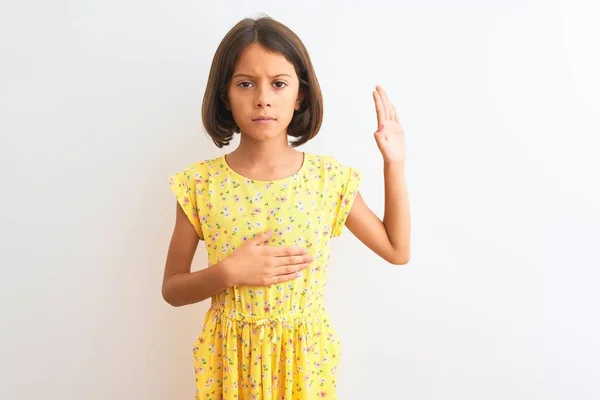 Νεαρό Όμορφο Παιδί Κορίτσι Φορώντας Κίτρινο Floral Φόρεμα Στέκεται Πάνω — Φωτογραφία Αρχείου