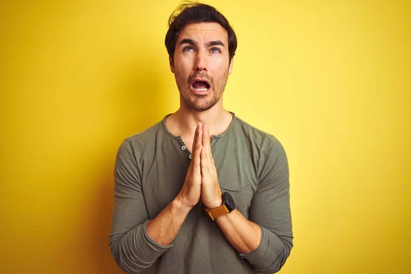 Joven Hombre Guapo Con Camiseta Casual Pie Sobre Fondo Amarillo —  Fotos de Stock