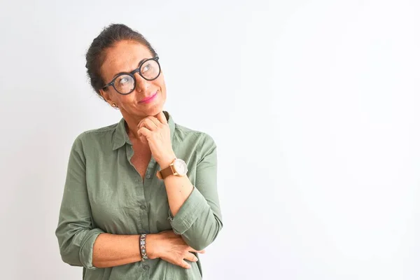 Mulher Meia Idade Vestindo Camisa Verde Óculos Sobre Fundo Branco — Fotografia de Stock