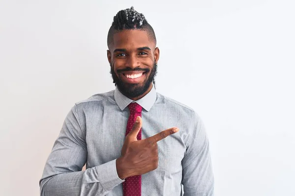 Αφροαμερικανός Επιχειρηματίας Πλεξούδες Φορώντας Γραβάτα Στέκεται Πάνω Από Απομονωμένο Λευκό — Φωτογραφία Αρχείου