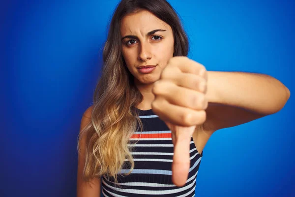 Ung Vacker Kvinna Bär Ränder Shirt Över Blå Isolerad Bakgrund — Stockfoto