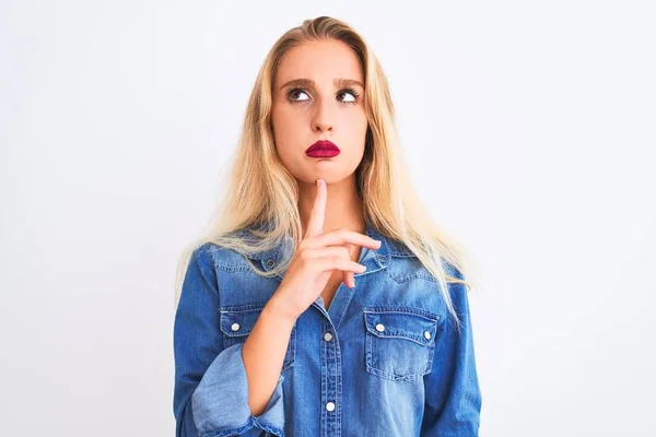 Jovem Mulher Bonita Vestindo Camisa Ganga Casual Sobre Fundo Branco — Fotografia de Stock