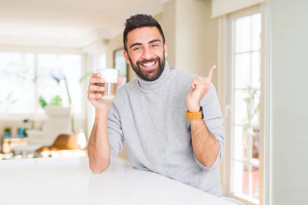 Hombre Hispano Guapo Bebiendo Una Taza Café Muy Feliz Señalando — Foto de Stock