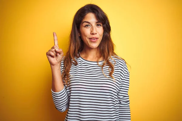 Jovem Bela Mulher Vestindo Listras Shirt Sobre Yelllow Isolado Fundo — Fotografia de Stock