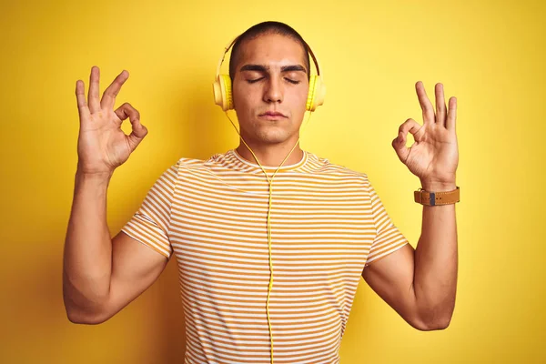 Joven Hombre Guapo Usando Auriculares Sobre Fondo Aislado Amarillo Relajarse — Foto de Stock