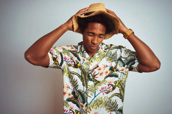 Afro Americký Muž Dovolené Nosí Letní Košili Klobouk Přes Izolované — Stock fotografie