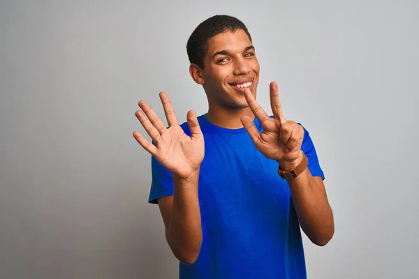 Mladý Hezký Arabský Muž Modrým Tričkem Stojící Nad Izolovaným Bílým — Stock fotografie