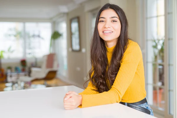 Mulher Morena Bonita Sorrindo Alegre Com Grande Sorriso Olhando Positivo — Fotografia de Stock