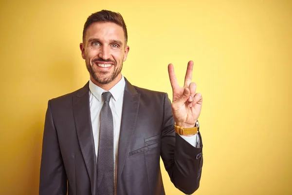 Joven Hombre Negocios Guapo Sobre Fondo Aislado Amarillo Sonriendo Con — Foto de Stock