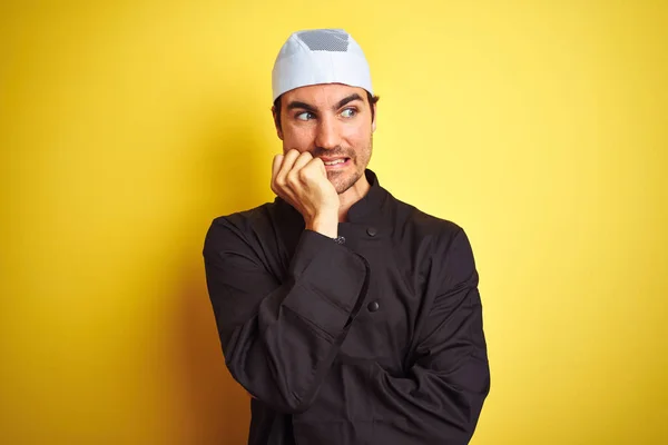Der Junge Gut Aussehende Koch Kocht Uniform Und Hut Vor — Stockfoto