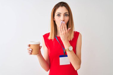 Kırmızı kafalı iş kadını izole beyaz arka plan kapağı ağız üzerinde kimlik kartı içme fincan kahve giyen hata için utanç ile şok, korku ifadesi, sessizlik, gizli kavram korkmuş