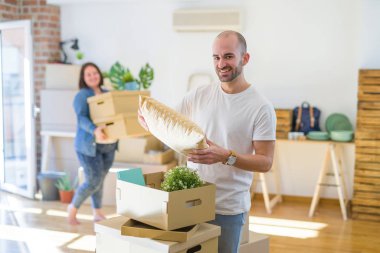 Genç çift yeni daireye taşıma