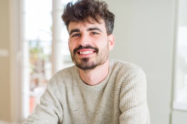 Yakışıklı genç adam büyük bir SMI ile kamera neşeli gülümseyen