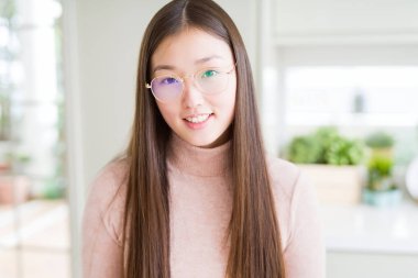 Gözlüklü mutlu ve güzel bir gülümseme ile yüzünde güzel Asyalı kadın. Şanslı kişi.