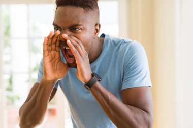 Afrika Amerikan adam öfke ile bağırarak, ha ile heyecanlı bağırıyor