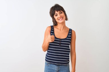 Genç güzel kadın çizgili t-shirt izole beyaz arka plan üzerinde el ile jest kadar mutlu başparmak yapıyor ayakta giyiyor. Başarı gösteren kameraya bakarak ifadeyi onaylama.