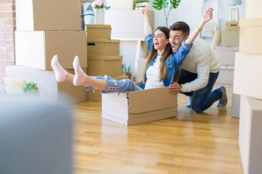 Genç çift yeni bir eve hareket, eğlenceli sürme karton b