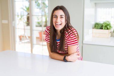 Güzel genç esmer kadın gülümseyen neşeli görünümlü