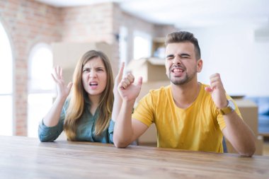 Masada oturan genç çift yeni evlerine taşınıyor. Arkalarında karton kutular, deli gibi bağırıp çağırıyorlar. Saldırgan ifadeler ve kollar havada. Hayal kırıklığı konsepti.