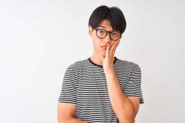 Gözlük ve lacivert çizgili t-shirt giyen Çinli adam izole beyaz arka plan üzerinde yorgun görünümlü ve çapraz kolları ile depresyon sorunları ile sıkılmış düşünme ayakta.