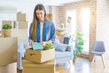 Genç çift yeni bir eve hareket, güzel kadın gülümseyen Movin