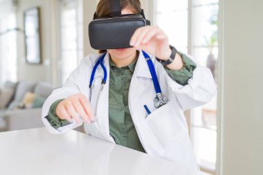 Doktor kadının cerrahi simülasyon sanal gerçeklik glas kullanarak yapması