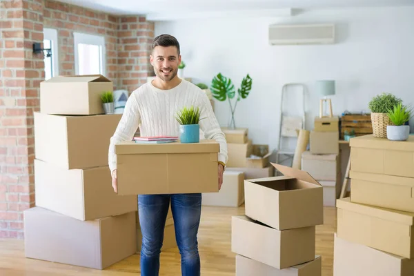 Hombre Guapo Sosteniendo Caja Cartón Nuevo Apartamento Sonriendo Muy Feliz —  Fotos de Stock