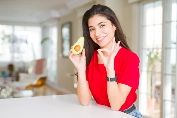 Ung Kvinna Äter Hälsosam Avokado Gör Tecken Med Fingrar Utmärkt — Stockfoto