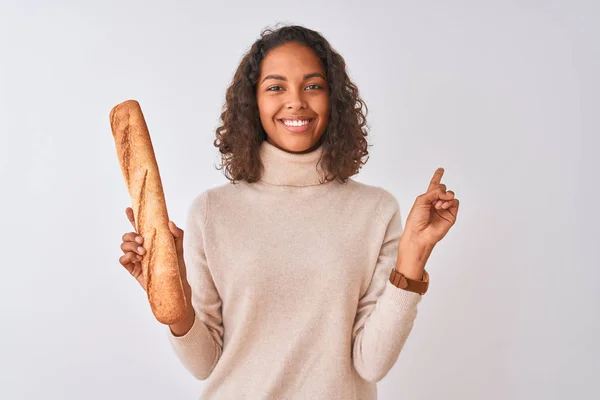Jonge Braziliaanse Bakker Vrouw Houdt Brood Staande Geïsoleerde Witte Achtergrond — Stockfoto