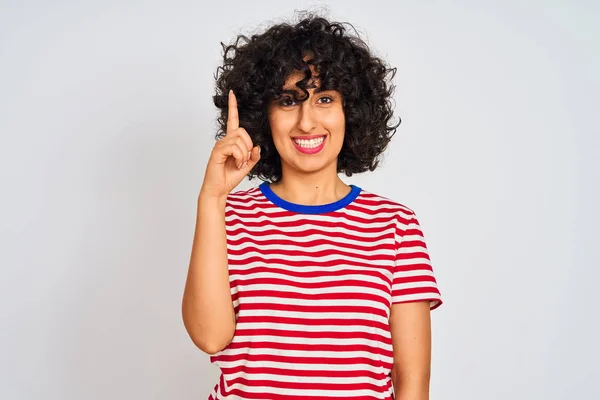 Mujer Árabe Joven Con Pelo Rizado Con Camiseta Rayas Sobre —  Fotos de Stock