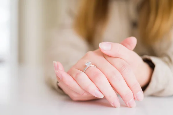Primer plano de mujer dedo mostrando anillo de compromiso con las manos en e — Foto de Stock