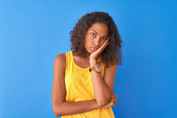 Sarı Tişört Giyen Genç Brezilyalı Kadın Izole Edilmiş Mavi Arka — Stok fotoğraf