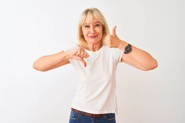 Mulher Meia Idade Vestindo Camiseta Casual Sobre Fundo Branco Isolado — Fotografia de Stock