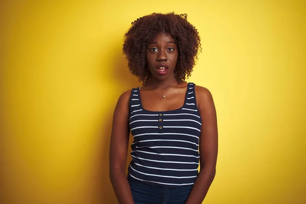 Jovem Africano Afro Mulher Vestindo Listrado Shirt Sobre Isolado Amarelo — Fotografia de Stock