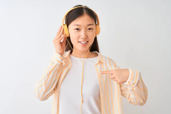 Junge Chinesin Hört Musik Mit Kopfhörern Über Isolierten Weißen Hintergrund — Stockfoto