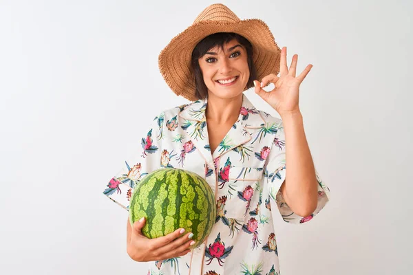 Mujer Vacaciones Con Sombrero Verano Que Sostiene Sandía Sobre Fondo — Foto de Stock