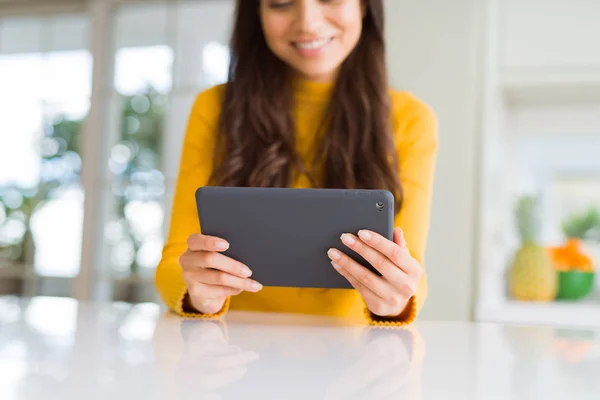 Belle Jeune Femme Travaillant Aide Une Tablette Tactile — Photo